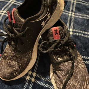 Under Armour women’s 8 tennis shoes